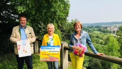 Bild: Sybille Reger/Stadt Nabburg/exb 
Bürgermeister Frank Zeitler, Zweite Bürgermeisterin Irene Ehemann und die Leiterin der Gästeinformation, Martina Hölzl (von links), würden sich freuen, wenn möglichst viele Kinder bei der Malaktion mitmachen würden.