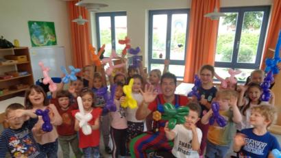 Bild: AWO-Kindergarten Kunterbunt
Der Zauberer überraschte die Kinder mit Luftballontieren.
