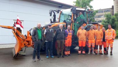 Bild: lep
Die Verantwortlichen des Kirchenthumbacher Bauhofes nehmen den neuen Kommunaltraktor mit verschiedenen Anbaugeräten in Empfang. Im Bild (von links) René Leipnitz, Verkaufsberater BayWa, Bauhofleiter Jörg Dollhopf, Bürgermeister Jürgen Kürzinger sowie die Mitarbeiter des Bauhofes.