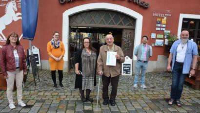 Bild: jr
Seit 35 Jahren kommt Winfried Pohl (Mitte, mit Tochter Karin) nach Konnersreuth, wo er sich stets im Gasthof "Weißes Ross" einquartiert. Für diese Treue dankten nun (von rechts) Inhaber Hugo Schiml und Geschäftsführer Christoph Richter sowie (von links) Aurelia Haberkorn vom Pilger- und Tourismusverein und Geschäftsführerin Michaela Fick.