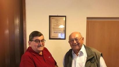 Bild: bk
Der zweite Vorsitzende der KSK Weiherhammer Karl Stahl (links) gratuliert Hermann Nickl zum 85.Geburtstag.
