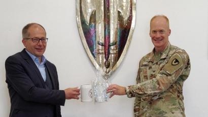 Bild: jzk
Beim Antrittsbesuch im Kemnather Rathaus tauschten Colonel Christopher R. Danbeck (rechts) und Bürgermeister Roman Schäffler Erinnerungsgeschenke aus.