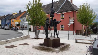 Bild: Lowak
Die Zoiglstube Teicher, die ans Marktpodest angrenzt, soll eine Freischankfläche vor dem Haus bekommen. Dies ist in den Plänen für die Neugestaltung des Marktplatzes vorgesehen. "Eine Aufwertung", finden die Mitglieder des Bauausschusses.