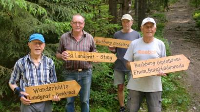 Bild: sh
Die Buchbergfreunde Erwin Meier, Hans Grieger, Gerhard Häckl und Heinz Gebhardt (von links) bei der Ausschilderung des neuen "Georg-Landgraf-Steiges" am Buchberg zu Ehren des Buchbergfestgründers und Heimatforschers Landgraf..