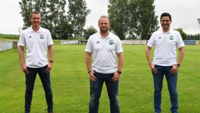 Bild: gbj
Uwe Hecht (Mitte) ist neuer Vorsitzender des SV Plößberg. Den Stellvertreterposten hat weiterhin Dominik Zölch (links) inne. Neuer Schriftführer ist Marco Hess (rechts).