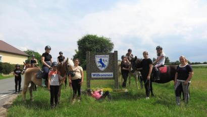 Bild: jzk
Reitlehrerin Silke Hertel (rechts) gab das Startzeichen für die Aktion „Picknick & Pferd“ in Guttenthau.