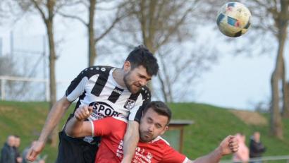 Archivbild: ref
Die große Frage vor Beginn der Saison in den Bezirksligen der Oberpfalz lautet: Wo spielt der FC Schwarzenfeld (schwarz.weißes Trikot)? Kommt es unter anderem wieder in der Nordgruppe zum Duell mit der DJK Ensdorf (rotes Trikot), oder muss der FC Schwarzenfeld in den Süden?