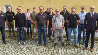 Bild: mad
Bürgermeister Maximilian Beer gratulierte der neuen Führung der Feuerwehr Zangenstein unter dem Vorsitz von Wolfgang Graf (links). Sein Dank galt dem bisherigen Vorstandsteam um Dieter Dettwiler (Zweiter von rechts).