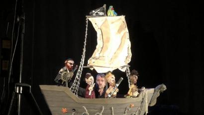 Bild: eik
Puppenspieler Bernd Linde sitzt mit seinen Musik-Piraten in einem Boot.