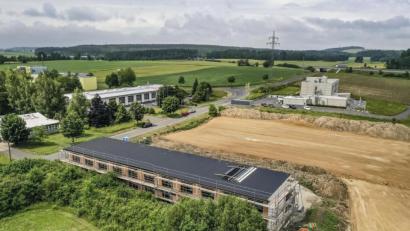 Bild: Florian Miedl
21 Zimmer umfasst das neue MAK-Hotel, das im Industriegebiet Rathaushütte (Vordergrund) entsteht. Daneben baut Cube eine neue Halle, ganz hinten befindet sich das Bricks-Hotel, das 2019 eröffnet hat.