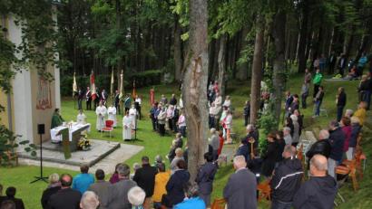 Bild: kro
Zahlreiche Gläubige waren zum Wallfahrtsgottesdienst an der Steinbergkirche gekommen.