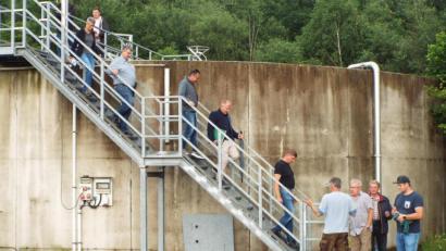 Bild: e
Der Bauausschuss hat sich ein Bild von der Situation in der Kläranlage gemacht. Die Stadt Schnaittenbach muss in eine neue Fällmittelanlage investieren, da die bisherige Lagerung des Fällmittels nicht mehr der gültigen Rechtslage entspricht.