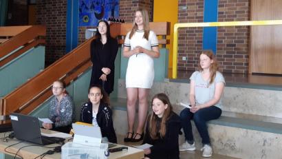 Bild: Lowak
Schülerinnen der Klasse 7 und M 8 der Mittelschule Windischeschenbach präsentieren dem Stadtrat ihre Vorstellungen von einem Freizeittreff für Jugendliche.