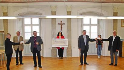 Bild: jma
Bei der Spendenübergabe (von links): Elke Mellinghoff, Helmut Porsch, Dekan Markus Rausch, Sonja Schwemmer, Pfarrer Marek Flasinski, Vera Polster und Peter Miltenberger.