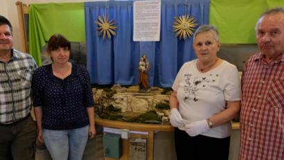 Bild: le
Von Anfang an hatten sich die Eheleute Loni und Helmut Weig (rechts ) für die Pflege und Gestaltung der Jahreskrippe in der katholischen Pfarrkirche St. Johannes bereit gefunden. Mit den Eheleuten Wolfgang und Birgit Kraus (links) haben sie tüchtige Helfer gefunden und die Gewissheit, dass die Jahreskrippe ständig betreut wird.