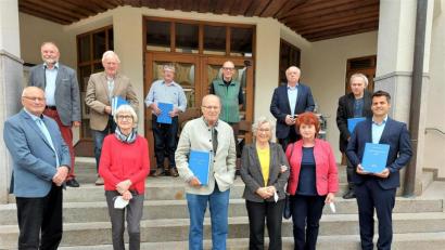 Bild: lg
Nach der Präsentation der beiden neuen Quellenbände trafen sich die Teilnehmer der Buchvorstellung mit Max Zinnbauer und seiner Gattin Ellen (Bildmitte) zusammen mit Bürgermeister Rudolf Teplitzky (rechts) auf der Rathaustreppe.