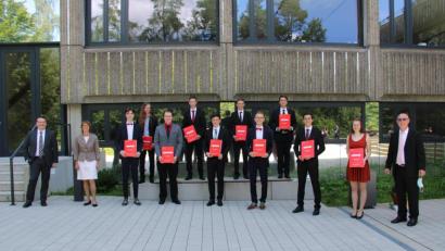 Bild: prh
38 Abiturientinnen und Abiturenten bekamen von Schulleiter Dr. Anton Hochberger (rechts) ihre Reifezeugnisse überreicht. Die zehn Besten (im Bild) erhielten zusätzlich von stellvertretender Landrätin Margit Kirzinger (Zweite von links) einen Geldpreis als Anerkennung ihrer Leistungen.
