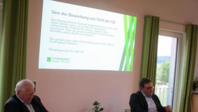 Bild: bnr
Für eine Teilnahme der ILE Bayern-Böhmen am Pilotprogramm "Demografiefeste Kommune" wirbt ILE-Umsetzungsberater Christian Karl (rechts). Bürgermeister Johann Wilhelm hörte den Ausführungen aufmerksam zu.