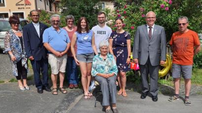 Bild: Susanne Böhm/exb
Ihren 90. Geburtstag feierte Josefine Böhm (sitzend) im Kreise ihrer Familie und weiterer Gratulanten.