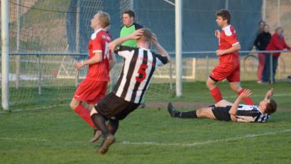 Archivbild: , ref
Alles Haare raufen bringt nichts. Die Fußballer des 1. FC Schwarzenfeld (gestreifte Trikots) müssen in der neuen Saison in der Süd-Gruppe spielen.