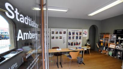 Bild: Stephan Huber
Willkommen im Stadtlabor Amberg: Die Gewerbebau Amberg bietet auf 100 Quadratmeter einen Raum für Kreative, Co-Working und Pop-up-Shop an.