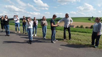 Bild: br
Als Profifotograf vermittelte Jens Kestler (Zweiter von rechts) beim Seminar „Digitale Fotografie der Deutschen Wanderjugend im Wanderverband Bayern im Fichtelgebirgsverein Tipps und Tricks im Umgang mit der eigenen Digitalkamera. Mit auf dem Bild ist die Jugendbildungsreferentin der Wanderjugend Bayern, Rebecca Blasek (rechts).