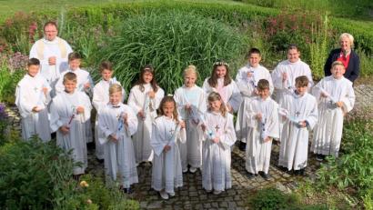 Bild: mez
Pfarrer Markus Bruckner (hinten links) und die Schulleiterin der Grundschule, Gudrun Lehner (hinten rechts) zusammen mit den 15 gut gelaunten Erstkommunikanten im Pfarrgarten der Herz-Jesu-Pfarrei.