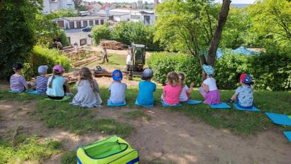 Bild: ads
Mit Spannung und Interesse verfolgen die Kinder die Arbeiten.