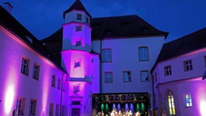 Bild: Kulturwerkstatt/exb
Im Schlosshof lockt der Kultursommer Besucher an. Bestimmte Veranstaltungen können in Sulzbach-Rosenberg künftig gefördert werden.