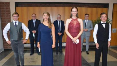 Bild: jr
Diese vier Abiturienten schlossen ihre Prüfungen mit der Traumnote 1,0 ab: Timo Oppl, Franziska Wächter, Helena Merz und Julian Scherm (vorne von links). Ihnen gratulierten Schulleiter Stefan Niedermeier, Zweiter Bürgermeister Horst Geißel und Landrat Peter Berek (hinten von links).