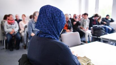 Bild: Uwe Anspach/dpa
Die muslimische Kundenberaterin Emine K. will vor dem Arbeitsgericht das Recht auf Tragen eines Kopftuches am Arbeitsplatz einklagen.