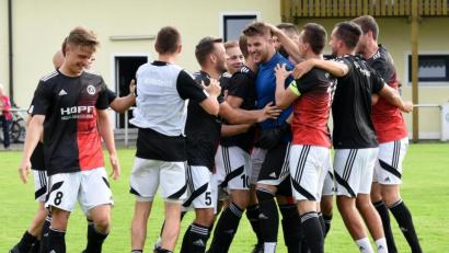 Bild: gb
Die Mitterteicher Spieler feiern den Pokalsieg gegen den Bayernligisten Don Bosco Bamberg. Torwart Dominik Pautsch (mitte) war der Held des Tages.