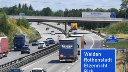 Bild: Gabi Schönberger
Die Fahrzeuge auf der Autobahn sind fast für drei Viertel des Kohlendioxidausstoßes des Verkehrs in Weiden verantwortlich.