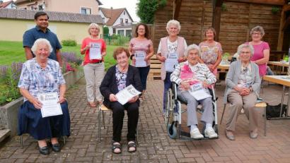 Bild: bsc
Pater Martin (hinten links) und das Vorstandsteam des Müttervereins Friedenfels, Irene Hasenfürter und Monika Seidel (hinten, von rechts), gratulierten den Vereinsjubilaren mit Urkunden und einem kleinen Geschenk. Anna Rückerl (vorne, Zweite von rechts) gehört dem Verein bereits seit 75 Jahren an.