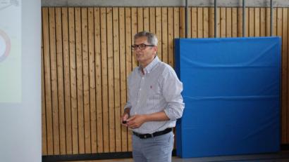 Bild: bjp
Datenmengen bis zu einem Gigabit pro Sekunde sollen durch die Glasfaserleitungen strömen, an die 375 Schwarzenbacher Haushalte angeschlossen werden sollen: Diese Perspektive eröffnete Ingenieur Reiner Grasberger in der Gemeinderatssitzung.