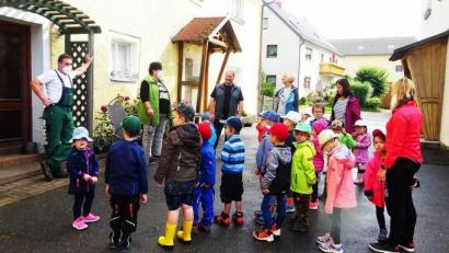 Bild: ld
Johannes Besold (links) hatte zwei Gruppen des Brander Kindergartens Don Bosco zu Gast. Auch Bürgermeister Bernhard Schindler (Mitte) war dazu eingeladen und freute sich über das Interesse der Kinder an der Landwirtschaft.