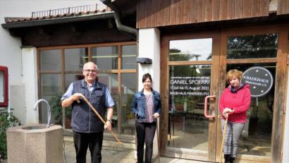 Bild: ubb
Bürgermeister Klaus Meier, Schatzmeisterin Andrea Lamest und Künstlerin Susanne Neumann (von links) widmen ihre besondere Aufmerksamkeit derzeit Wanderstöcken.Sie werden gebraucht für die Installation des renommierten Künstlers Daniel Spoerri im Badehaus..