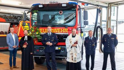 Bild: u
Am 10. Juni traf das neue Löschfahrzeug LF 20 auf dem Feuerwehrhof ein. Einen Monat später, noch vor dem ersten Einsatz, erhielt es den kirchlichen Segen. V. l.: Bürgermeister Hermann Falk, Pfarrer Stefan Fischer, Kommandant Sebastian Jasinsky, Stadtpfarrer Johann Hofmann, Vorsitzender Michael Schuminetz und Kreisbrandinspektor Martin Schmidt.
