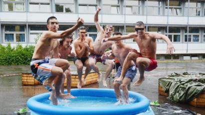 Bild: Gabi Schönberger
Wie schon 2020, fällt auch dieses Jahr der Abistreich anstatt der Schüler ins Wasser.