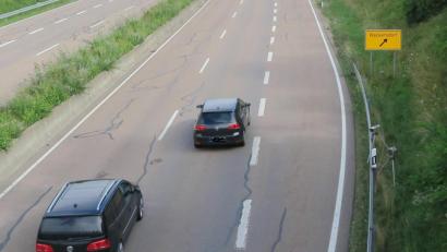 Bild: Hirsch
Kaum sichtbar hinter der Leitplanke sind die kabellosen Messgeräte der neuesten Generation postiert. Wird die zulässige Höchstgeschwindigkeit überschritten, löst ein "Blitzer" aus.