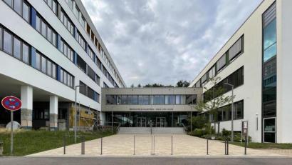 Bild: Götz
Nach den Abschlussprüfungen sollen die Arbeiten am Pausenhof des Beruflichen Schulzentrums in Schwandorf wieder aufgenommen werden.