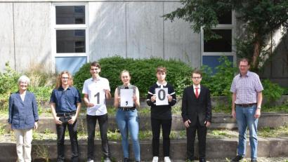 Bild: OStRin Kathrin Hennig/exb
Schulleiterin Sigrid Bloch (ganz links) und Oberstufenkoordinator Peter Schönberger (ganz rechts) freuen sich mit den besten Abiturienten am Kepler-Gymnasium 2021: Johannes Loibl, Elias Neumann, Christine Greger, Luca Kirsten, Maximilian Gollwitzer. Das Bild wurde bereits im Vorfeld und nicht während der Verabschiedung aufgenommen.