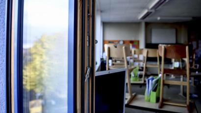 Symbolbild: Britta Pedersen/dpa
Ein Fenster in einem Klassenzimmer ist zum Lüften geöffnet. Der Gemeinderat Vorbach beschäftigte sich in seiner Sitzung mit einer Alternative dazu sowie zu mobilen Lüftern und Luftreinigungssystemen.
