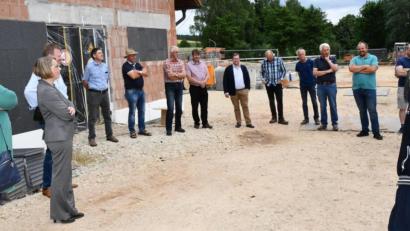 Bild: sche
CSU vor Ort, bei einem Ortstermin auf der Großbaustelle der Kläranlage Freudenberg mit Barbara Gerl, Susanne Hierl und Bürgermeister Alwin Märkl (von links).