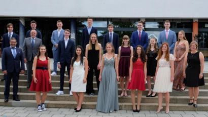 Bild: do
Die 18 besten Absolventen des Gymnasiums Eschenbach mit einer Note bis 1,5 mit Oberstufen-Koordinator Robert Kreuzer, Schulleiter Peter Schobert (Zweiter und Dritter von links) und Oberstufen-Koordinatorin Kerstin Eckert (rechts).