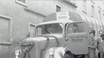 Bild: Archiv Polland 
Nur eins von über 1.000 Fotomotiven: Die erste Fahrt der staubfreien Müllabfuhr im Oktober 1960. Bis dahin wurde der Hausmüll mit einem Pferdefuhrwerk entsorgt.