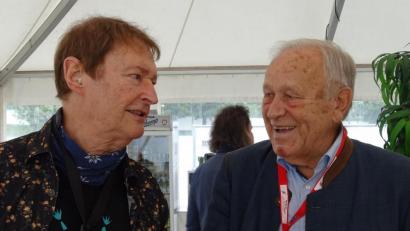 Bild: Houschka
Eine Begegnung fast auf den Tag genau 35 Jahre nach dem
Anti-WAA-Festival: In Regensburg trafen sich Haindling-Bandleader Hans-Jürgen Buchner (76) und der heuer 90 Jahre alt gewordene ehemalige Schwandorfer Landrat Hans Schuierer (rechts). Bild: Houschka