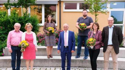 Bild: do
Coronabedingt 15 Monate nach Ende der Wahlperiode verabschiedete der Speinsharter Gemeinderat vier ehemalige Kollegen. Im Bild (von links) Gabi Müller mit Ehemann Georg, Barbara Müller, Bürgermeister Albert Nickl, Roland Lins sowie das Ehepaar Andrea und Werner Dobmeier.