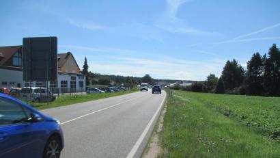 Bild:  Throner/exb
Das Staatliche Bauamt hat für die lang geforderte Linksabbiegespur auf der B 85 bei Heselbach (links) den nötigen Grunderwerb vollzogen. Das kann eine zeitnahe Realisierung des geplanten Linksabbiegestreifens in Höhe des Gasthauses Besenhardt nach sich ziehen.