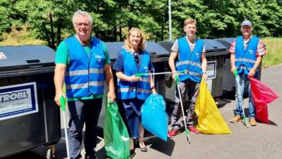 Bild: gri
Warnwesten, Müllsäcke und Greifwerkzeuge: Bestens ausgestattet ging es zum Müllsammeln. Von links: Benno Schißlbauer, Petra Amann (BDS Regenstauf), Stefan Rehaber und Peter Wünschmann.